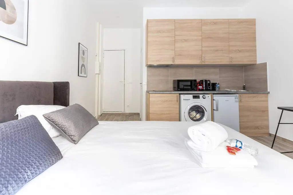 Ballu Place De Clichy Cosy شقة